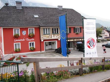 Das Gemeindeamt von Tauplitz mit gehisster Europafahne und IVV-Fahne