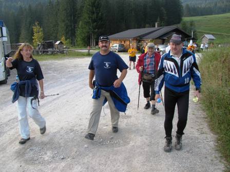 Zirberl, Quaxi, Alfred Holzmann und Max Phringer verlassen gemeinsam die K+L bei der Kraglalm - jetzt gehts bergauf zur Steinitzenalm