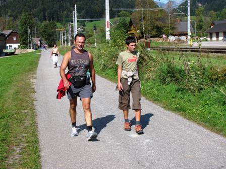 Ernst und Patrik Brunnmayr entlang der Bahn bei Kainisch