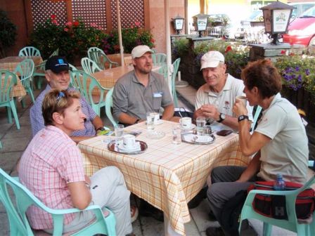 Christa und Alfred Alt, Christan Laczkovits sowie Hans und Gerti Lebsinger bei einer kleinen Kaffeepause