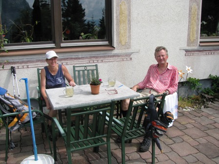 Karin und Dr.Harald Eisenmenger erfrischen sich beim Dachsteinblick und genieen die Umgebung