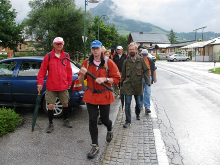 Harald schwingt den Taktstock - h Regenschirm - und die Gruppe folgt