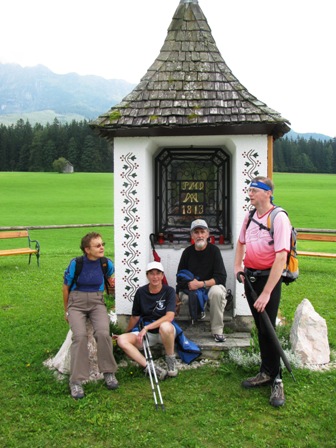 Elfriede, Karin, Eberhard und Harald vor dem wunderschnen Marterl auf dem Weg nach Krungl