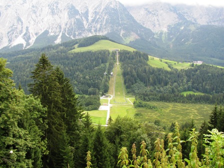 Blick von der Anhhe zum gegenberliegenden Kulmberg mit Flugschanze