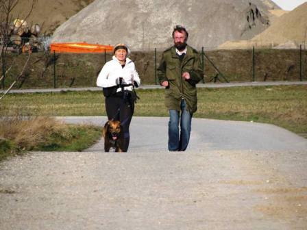 Gaby Prais und Johannes Leopold im Joggingschritt kurz vor dem Ziel