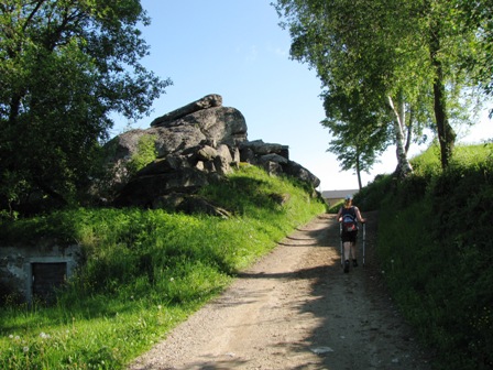 Der Weg führt an herrlichen Felsengebilden vorbei