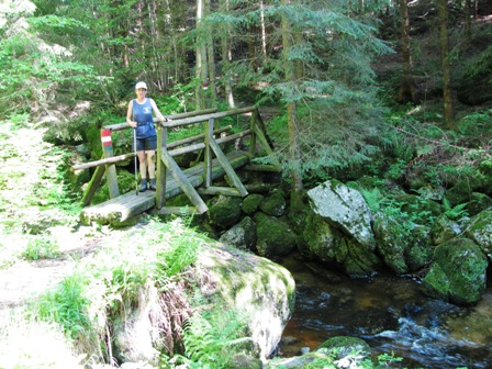 Karin auf dem Steg über den Klammleitenbach