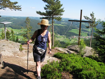 Monika beim Gipfelkreuz