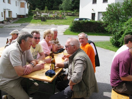Wanderer genießen die Sonne und die Stärkungen