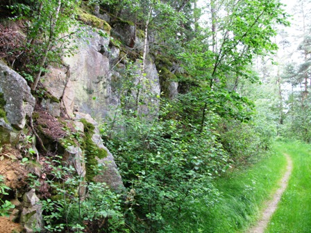 Schöne Felsformationen entlang des Weges ziehen immer wieder unsere Blicke an