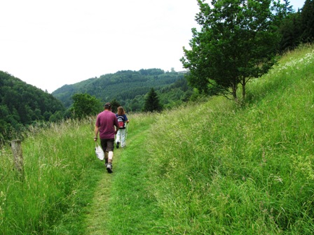 Weiter auf einem Wiesenweg mit herrlichem Blick ins Gusental