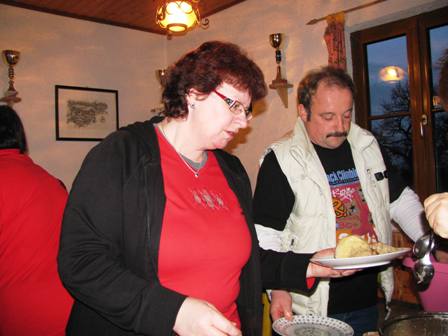 Karin beim Anrichten der Fleischkndel mit Sauerkraut...