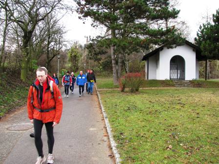 Vorbei gehts an der schnen St.Hubertus Kapelle bei Hagenbrunn