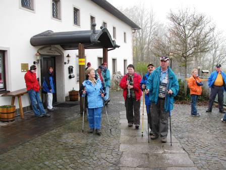 Zahlreiche Wanderer sind an der K+L im Gasthof Schauersberg bereits eingetroffen