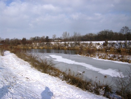 Ein Blick auf den teilweise gefrorenen Kanal