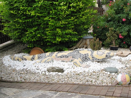 Ein Feuersalamander-Kunstwerk