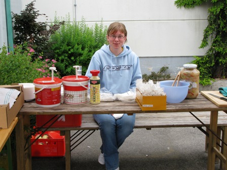 Die nette junge Küchengehilfin