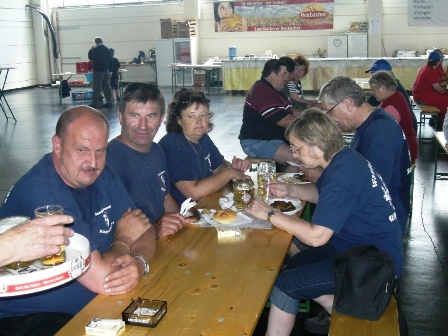 Die Wanderfreunde Rappottenstein bei der verdienten Stärkung im Ziel