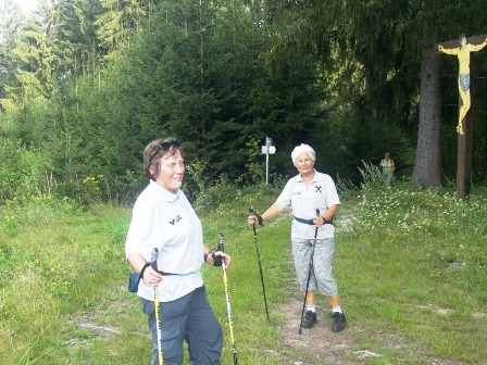 Die Damen der Wanderfreunde aus Wilhering betrachten ebenfalls die Szene am Surbichl