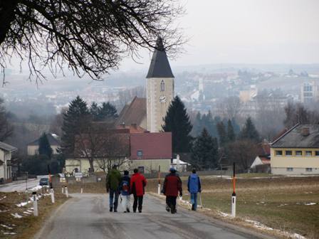Die Kirche von Hafnerbach und die Wanderfreunde beim Einmarsch