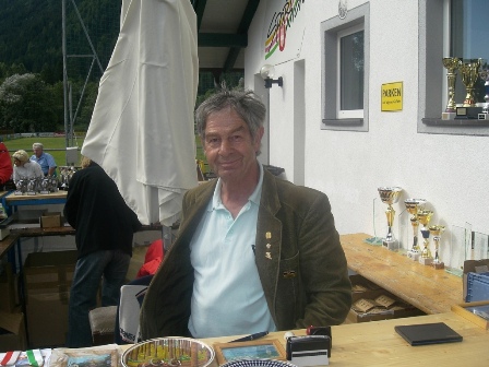 Der Mitarbeiter mit den Wertungsstempeln im Ziel...