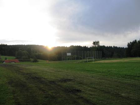 Sonnenaufgang über dem Sportplatz von Oberkirchen