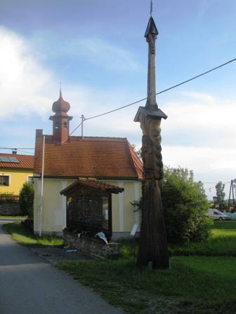Die Kapelle von Wachtberg mit ein Holzskulptur des Donnergottes Perkunas von Ignas Sakalauskas aus Litauen