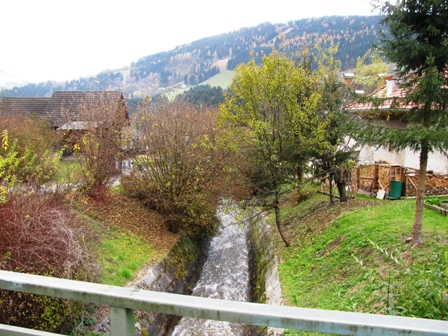 ber einen kleinen Bach in Afritz am See