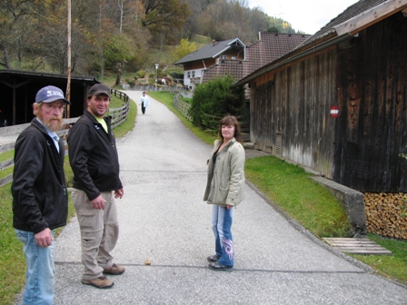Franz Anreiter, Josef Neussl und Sieglinde Stogmeyer sehen den kommenden Anstieg mit finsterem Blick