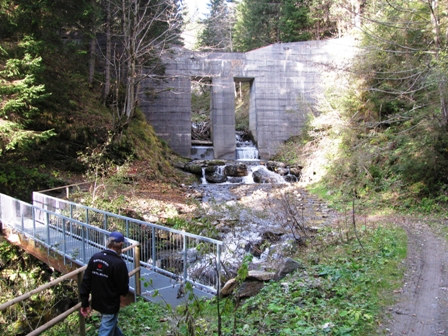 Eine Talsperre am Tassachbach