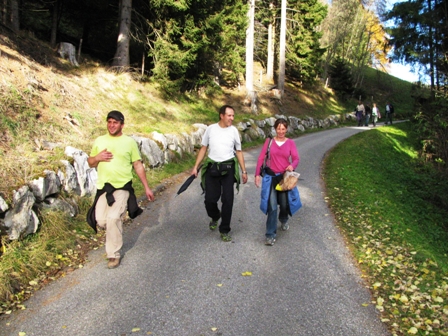 Josef, Walter und Karin am Weg ins Tal