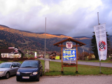 Die Sonne zeichnet einen Streifen auf die Nockberge ums Mirnock