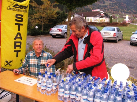 VV Schriftfhrer Gerhard Schlatter und Organisator Johann Hoys bei der Arbeit am Start