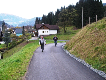 Flott ziehen die Wanderer auf den ersten Kilometern dahin