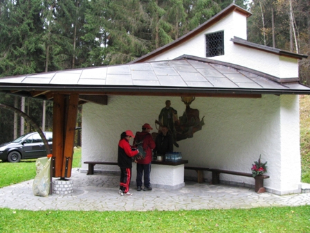 ...bei einer schnen Hubertuskapelle aufgestellt