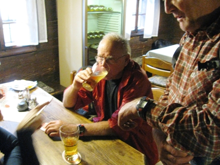 Herbert 'Redi' Redhammer erfrischt sich mit Saft
