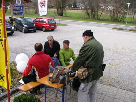 Die Freunde aus Ungarn haben es sich vor dem Ziel bequem gemacht