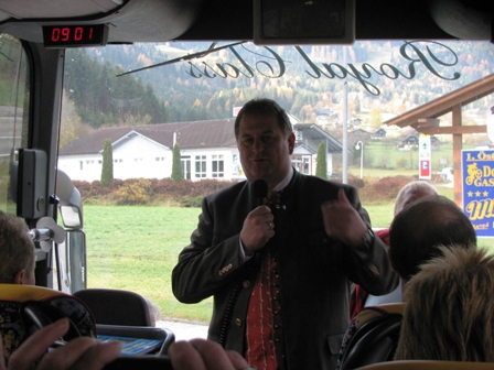 Der Brgermeister von Afritz am See, Maximilian Linder, verabschiedet den Bus und dankt den Organisatoren