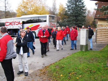 Die Wanderer verlassen den Bus in St.Marein bei Neumarkt in der Steiermark um ein Stck im Naturpark Grebenzen zu wandern