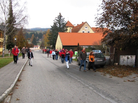 Flotten Schrittes begibt sich die Gruppe auf die kleine Wanderung