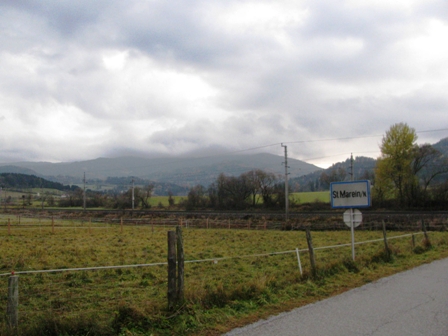 Blick zu den nebelverhangenen Bergen um St.Marein bei Neumarkt...