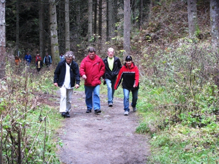 Wanderer durch die Schlucht