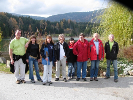 Josef Neussl, Sieglinde Stogmeyer, Karin Reiter, Karl Reichartzeder, Erna und Othmar Kornherr, Gerhard Schlatter und Franz Anreiter vor dem Grasslupteich