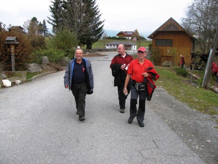 VV-Prsident Franz Kirchweger in Bewegung - er trifft mit Staudi und Andreas Lehner ein