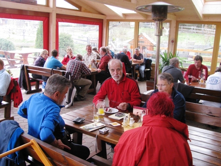 Die Busreisenden beim Mittagsmahl im Gasthaus Seeblick