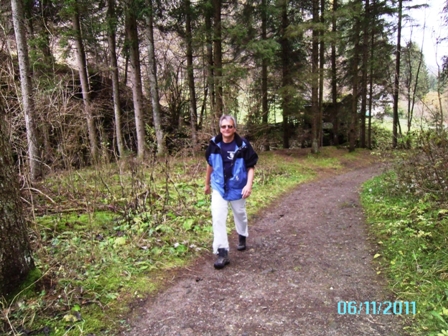 Helmut biegt im Sauseschritt in den Wald