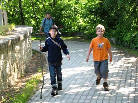Jetzt haben die Burschen Fahrt aufgenommen und geben Gas