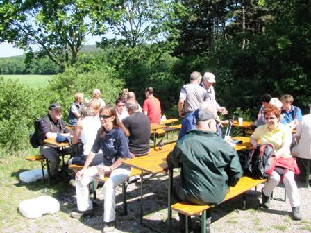 Die Wanderer genießen die Sonne bei der Rast