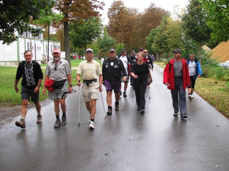 Einige wenige bekannte Marathonis nehmen an diesem Marsch teil