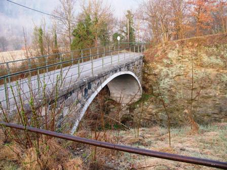Schöne Brücke über die Eisenbahn in Buchberg am Kamp...